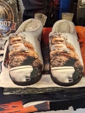 Men's Plush Lined Slippers with Bigfoot Graphic - Gray/Brown